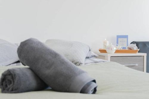 伦敦City Sparrow Apartments 5的床上有两条灰色毛巾