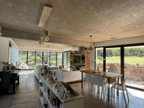 uma cozinha e sala de estar com mesa e cadeiras em La Nube - San Lorenzo em San Lorenzo