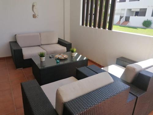 - un salon avec un canapé et une table dans l'établissement Gimena playa, à Vera