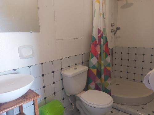 y baño con aseo, lavabo y ducha. en Titicaca Utama Lodge Perú en Puno