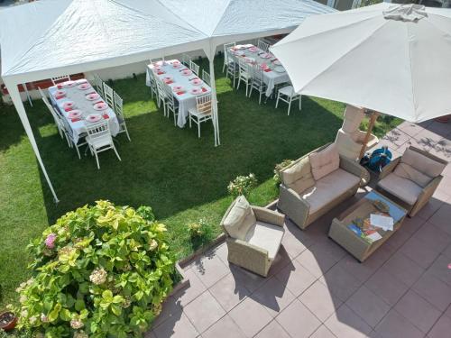 an overhead view of tables and chairs and an umbrella at Sîrbu Orsova in Orşova