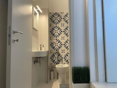 un baño con inodoro y lavabo en Casa Azzurro, en Ostuni