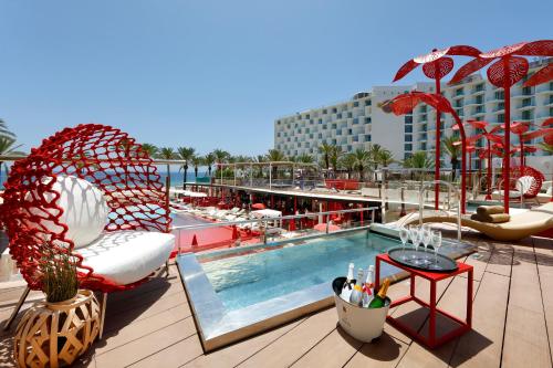 Piscina di Ushuaia Ibiza Beach Hotel - Adults Only o nelle vicinanze