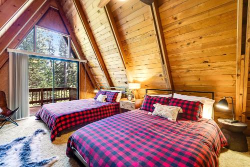 um quarto com 2 camas num chalé de madeira em Heavenly Daze em Arnold