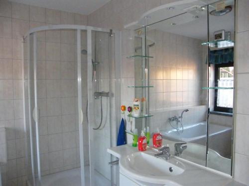y baño con ducha y lavamanos. en unser Ferienhaus en Hempel