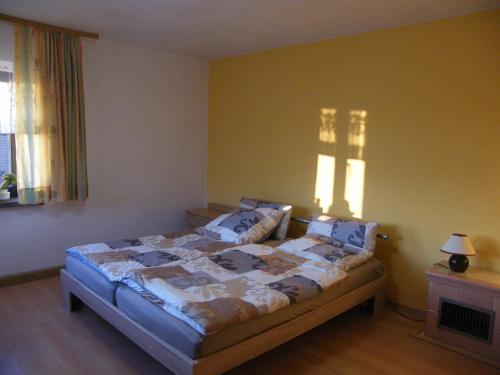 ein Schlafzimmer mit einem Bett in einem Zimmer mit einem Fenster in der Unterkunft unser Ferienhaus in Hempel