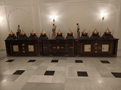 uma sala com uma mesa com sinos em cima em Hotel Raj Bagh Palace em Jaipur