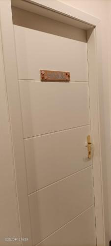 a white closet door with a waiting sign on it at Appartamento “Young” in Paderno Dugnano