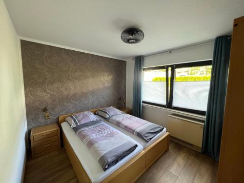 Tempat tidur dalam kamar di Ferienwohnung am Hillestausee