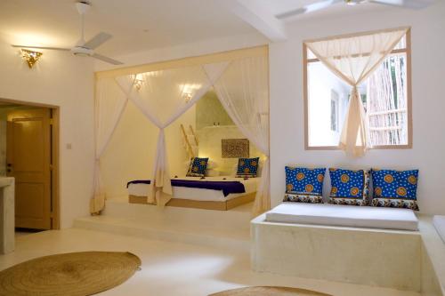 Habitación con 2 camas y ventana en Sharazad Oasis Retreat, en Jambiani
