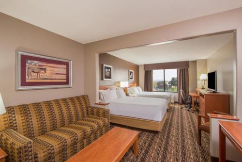 pokój hotelowy z łóżkiem i kanapą w obiekcie Holiday Inn Express & Suites Douglas, an IHG Hotel w mieście Douglas