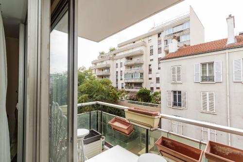 un balcon avec vue sur un immeuble dans l'établissement Spacieux T3 avec vue au cœur de la ville !, à Charenton-le-Pont