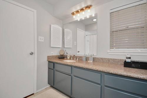 La salle de bains est pourvue d'un lavabo et d'un miroir. dans l'établissement Double Master Suites - 206, à Houston