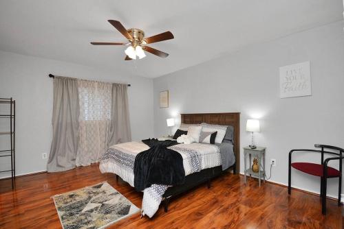 - une chambre avec un lit et un ventilateur de plafond dans l'établissement Double Master Suites - 206, à Houston