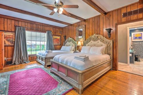 sypialnia z 2 łóżkami i wentylatorem sufitowym w obiekcie Spacious Memphis Home Less Than 3 Mi to Graceland! w mieście Memphis