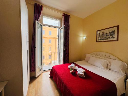 ローマにあるAffitacamere Radiのベッドルーム1室(赤毛布、窓付)