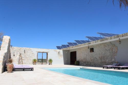 willa z basenem i domem w obiekcie Room in Villa - Beautiful Accommodation At The Heart Of Andalusia w mieście Puente-Genil