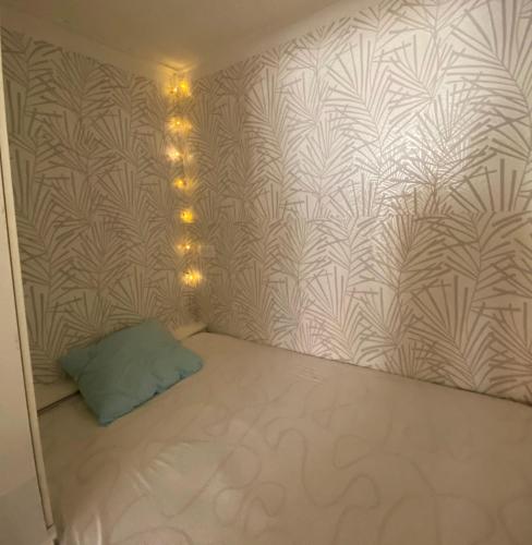 un coin d'une pièce avec un mur aux motifs dans l'établissement Petite Sygogne - Front de mer & vue château - Cosy, à Dieppe