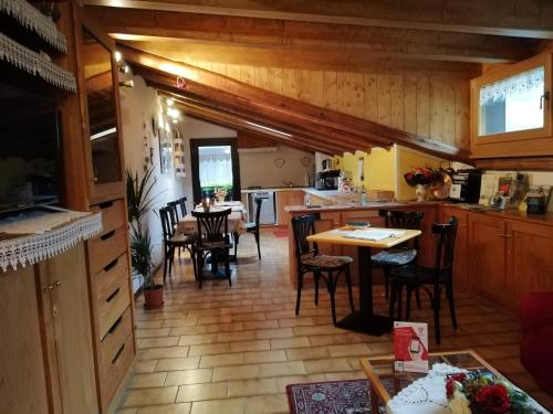 - une cuisine et une salle à manger avec une table et des chaises dans l'établissement B&B La Genzianella, à Perarolo di Cadore