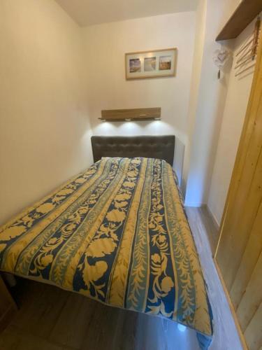 A bed or beds in a room at T2 bis au pied des montagnes