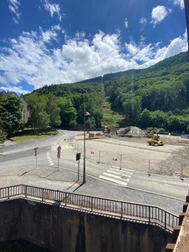 um estaleiro de construção com uma rua e uma estrada em T2 bis au pied des montagnes em Saint-Mamet