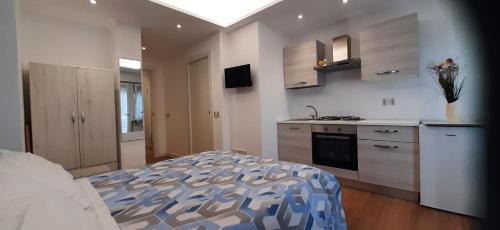 Ein Schlafzimmer mit einem Bett und eine Küche mit in der Unterkunft CASA VACANZE LE PALME in Gaeta
