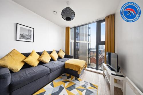 Гостиная зона в 30 PERCENT OFF LONG STAYS - FOR BUSINESS, FAMILIES, RELOCATIONS AND LEISURE- Book Today at Premium Executive Serviced Apartments - Birmingham City Center - WestGate, 1 Bed Apt, FREE WI-FI
