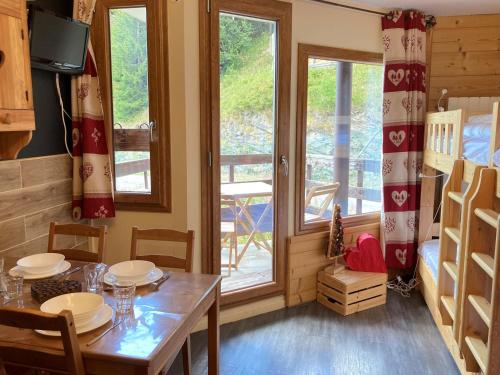 une salle à manger avec une table et un balcon dans l'établissement Studio rénové 16m2, pied des pistes à Morzine, idéal famille, bien équipé, wifi fibre, non-fumeur - FR-1-634-80, à Morzine