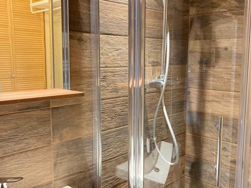 une douche avec une porte vitrée dans une salle de bain dans l'établissement Studio rénové 16m2, pied des pistes à Morzine, idéal famille, bien équipé, wifi fibre, non-fumeur - FR-1-634-80, à Morzine