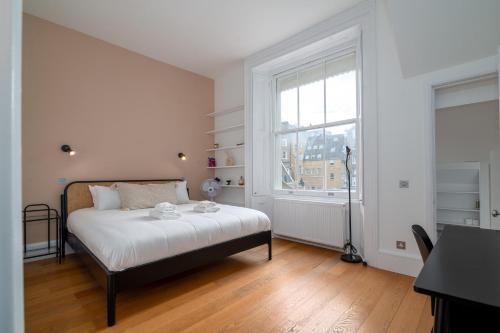 Tempat tidur dalam kamar di GuestReady - Chic flat in the heart of Kensington