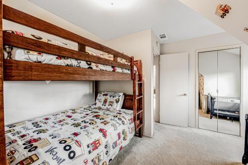 1 dormitorio con 2 literas y espejo en Scenic Solitude, en Lake Arrowhead