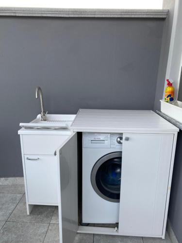 eine Waschmaschine in einer Küche mit Spüle in der Unterkunft Suite in Oltrepo’ Pavese in Montescano