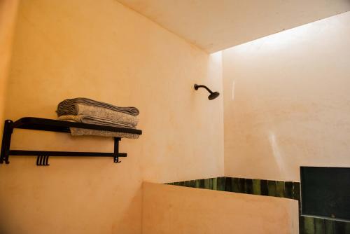 拉巴斯的住宿－MANGLITO MANILA，一间有架子的房间,墙上有灯
