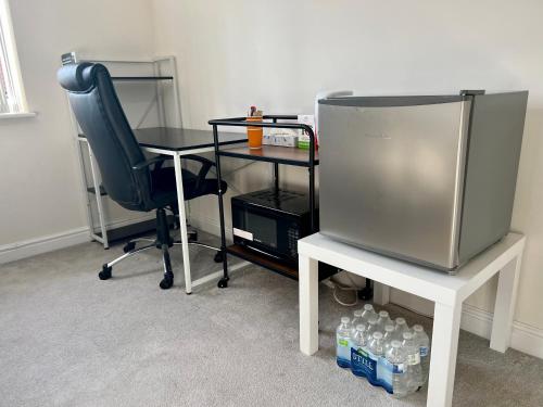 an office with a desk and a chair and a computer at Large Double Room & Private EnSuite Bathroom, Badbury Park, Swindon, Near Great Western Hospital in Swindon