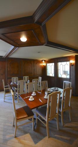 a dining room with tables and chairs and windows at Hôtel Travelodge by Wyndham Victoriaville in Victoriaville