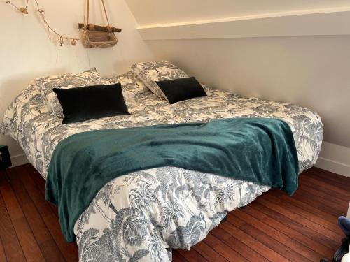 a bedroom with two beds at VILLA LA PLAGE in Trouville-sur-Mer