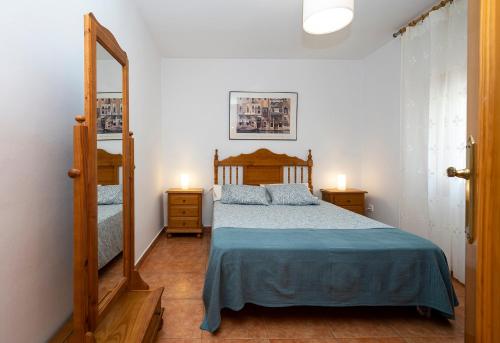 Santa María de los LlanosにあるCasa Sagrarioのベッドルーム1室(青いベッドカバー付)
