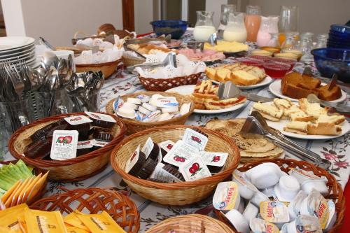 een tafel met manden met eten en brood bij Apart Hotel Torre Del Sol in Villa Gesell