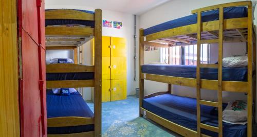 Habitación con 3 literas en una habitación en Aloha Hostel Pinhões, en Fortaleza