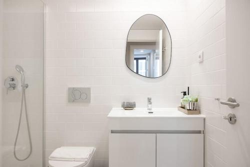 ポルトにあるAway to Discover Apartment - hapiness has a placeの白いバスルーム(シンク、鏡付)