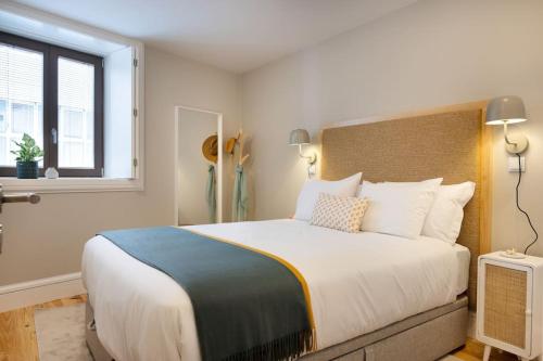een slaapkamer met een groot bed en een raam bij Away to Discover Apartment - hapiness has a place in Porto
