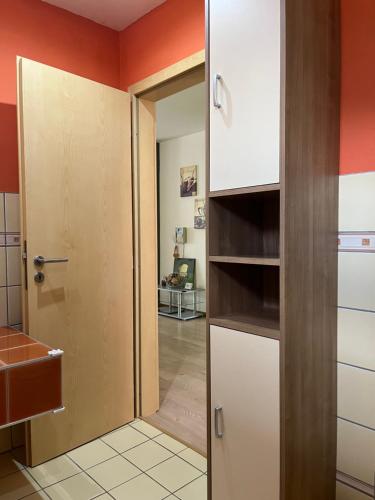 łazienka z otwartymi drzwiami do pokoju w obiekcie Dom Melissa v malebnej obci Banka w Pieszczanach