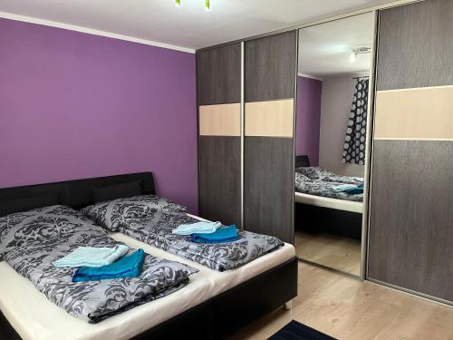 - une chambre avec 2 lits et un miroir dans l'établissement Dom Melissa v malebnej obci Banka, à Piešťany
