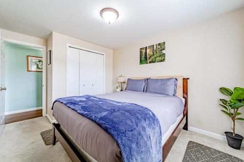 um quarto com uma cama grande e almofadas azuis em Serenity By The Sea em McKinleyville