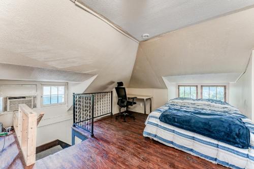 1 dormitorio con 1 cama, escritorio y ventanas en Awesome House, 5 minutes to DT, 2 miles to Stadium and Ruby Memorial!, en Morgantown