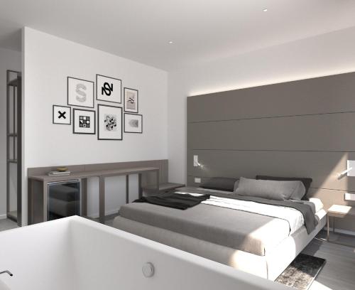Schlafzimmer mit einem Bett und einer Badewanne in der Unterkunft Hotel Leonardo Da Vinci Wellness SPA in Bibione