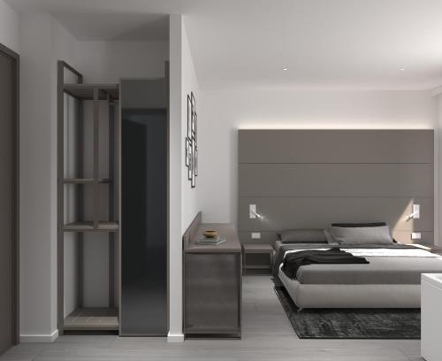 比比翁的住宿－Hotel Leonardo Da Vinci Wellness SPA，一间卧室配有一张床、一张桌子和一个架子