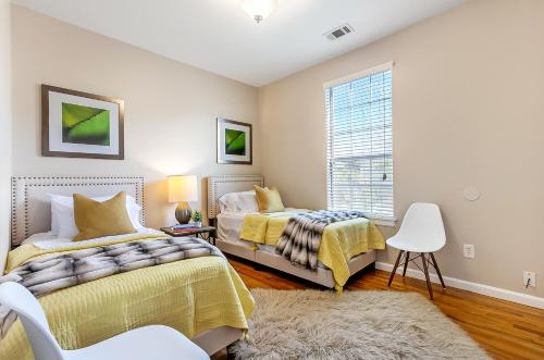 1 Schlafzimmer mit 2 Betten und einem Fenster in der Unterkunft Spacious Historic Mid-City 2 Bedroom House!!! in New Orleans
