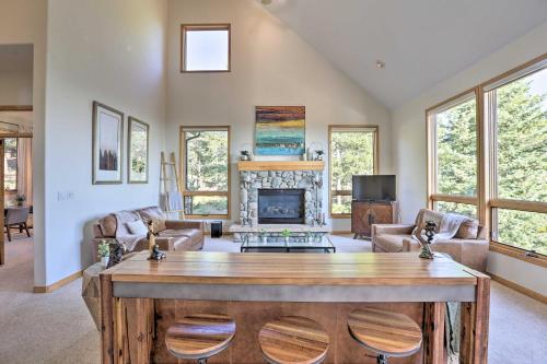 Televisyen dan/atau pusat hiburan di Spacious Evergreen Home with Picturesque Views