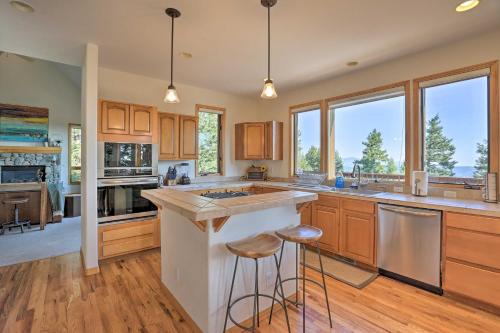 Dapur atau dapur kecil di Spacious Evergreen Home with Picturesque Views